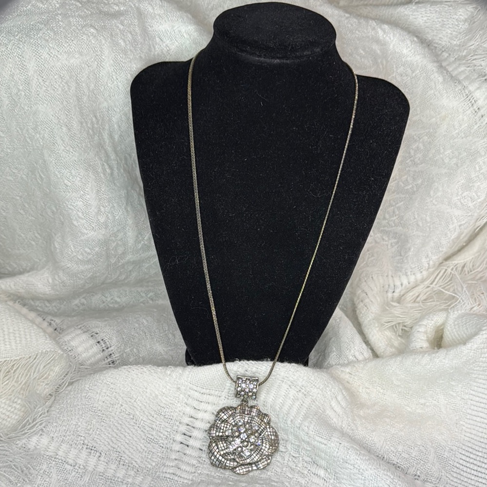 Elegant Silver Rhinestone Flower Pendant Necklace!  Chain is gun Metal! NWOT!